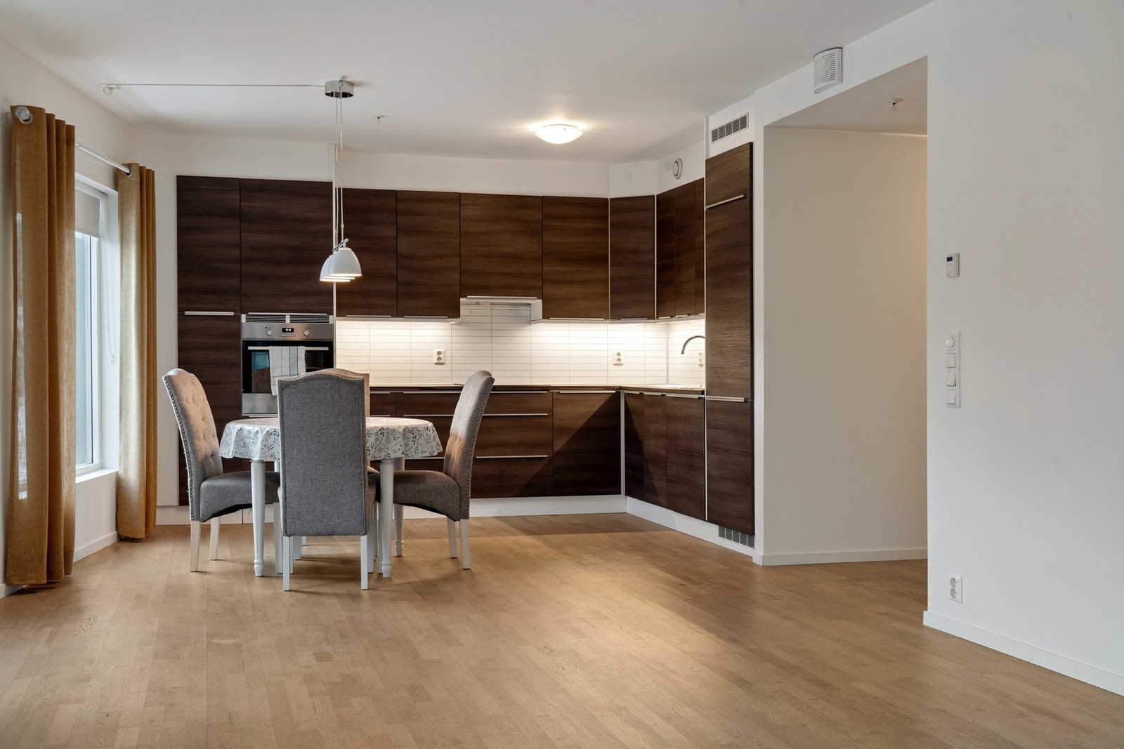 Det er integrert kjøl/fryseskap, oppvaskmaskin, induksjonstopp og stekeovn Galleribilde