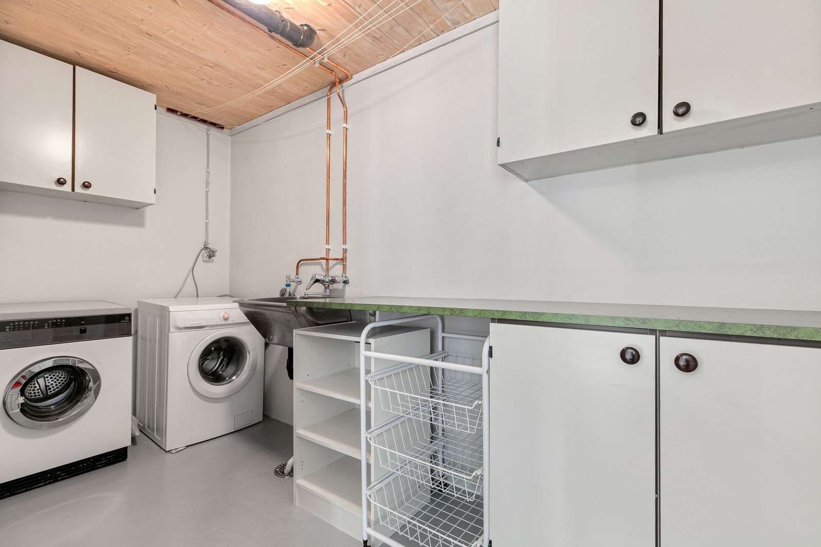 Hall/trapperom i kjelleretasjen gir også adkomst til et stort og godt vaskerom Galleribilde