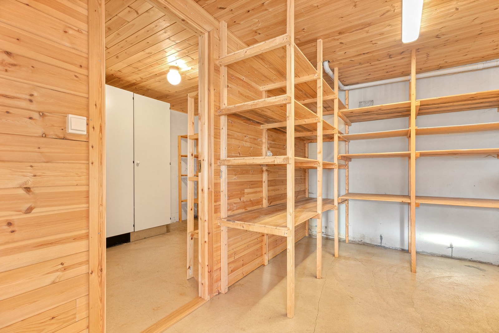 Denne etasjen har godt med lagringsplass med 3 boder og et teknisk rom Galleribilde