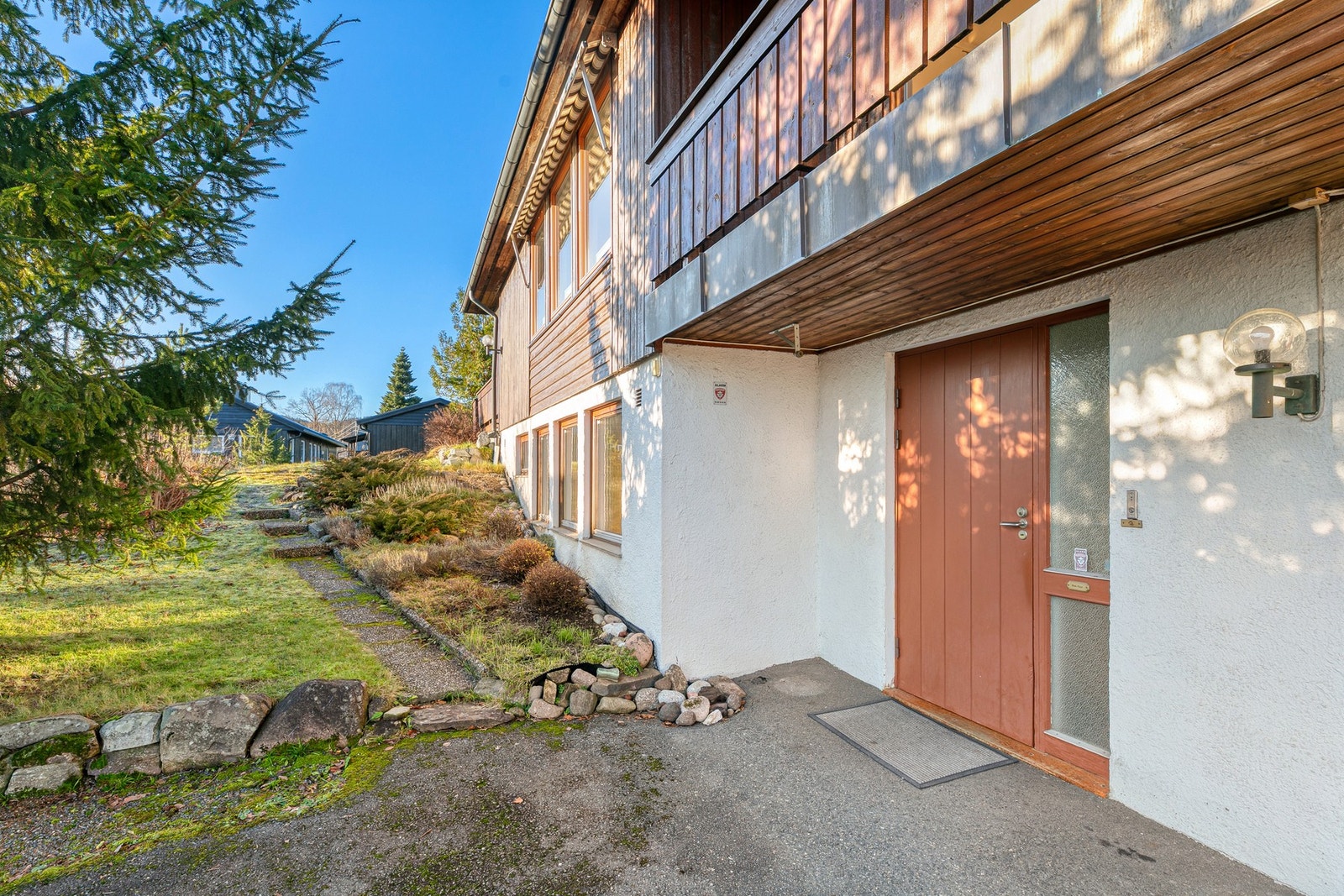 Boligen har et hyggelig inngangsparti Galleribilde