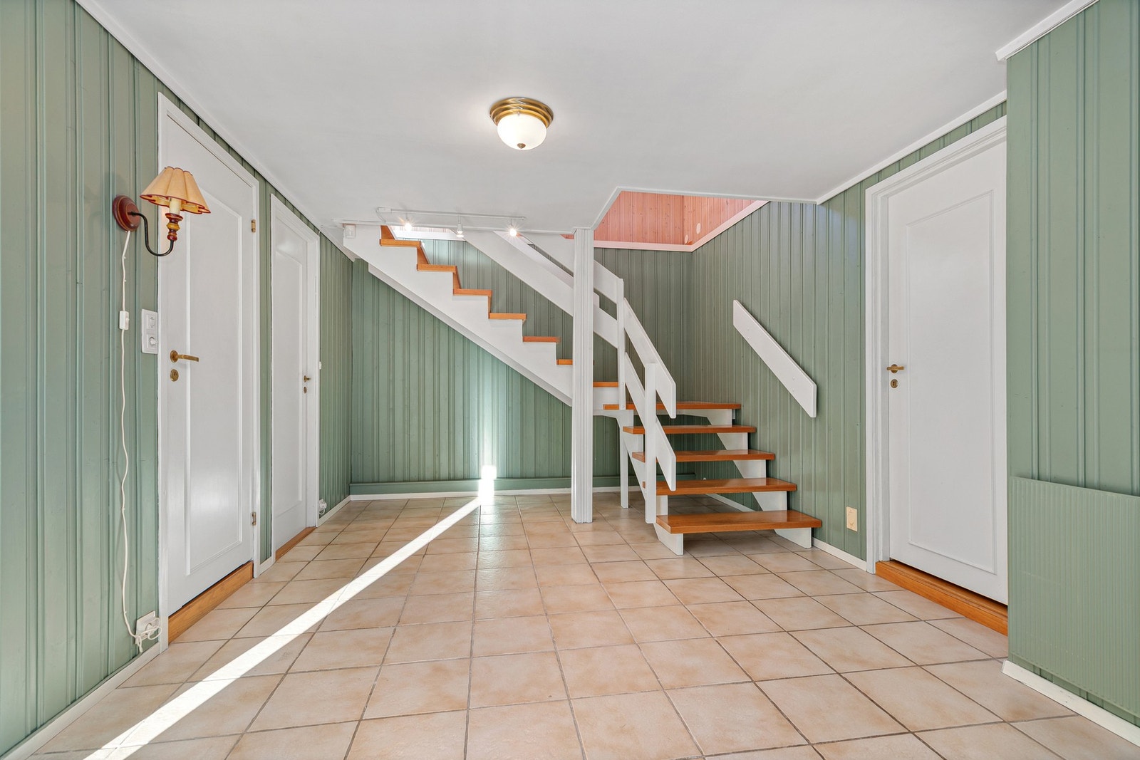 Hall/trapperom har god størrelse og inngang til bad, vaskerom og en av 3 boder Galleribilde