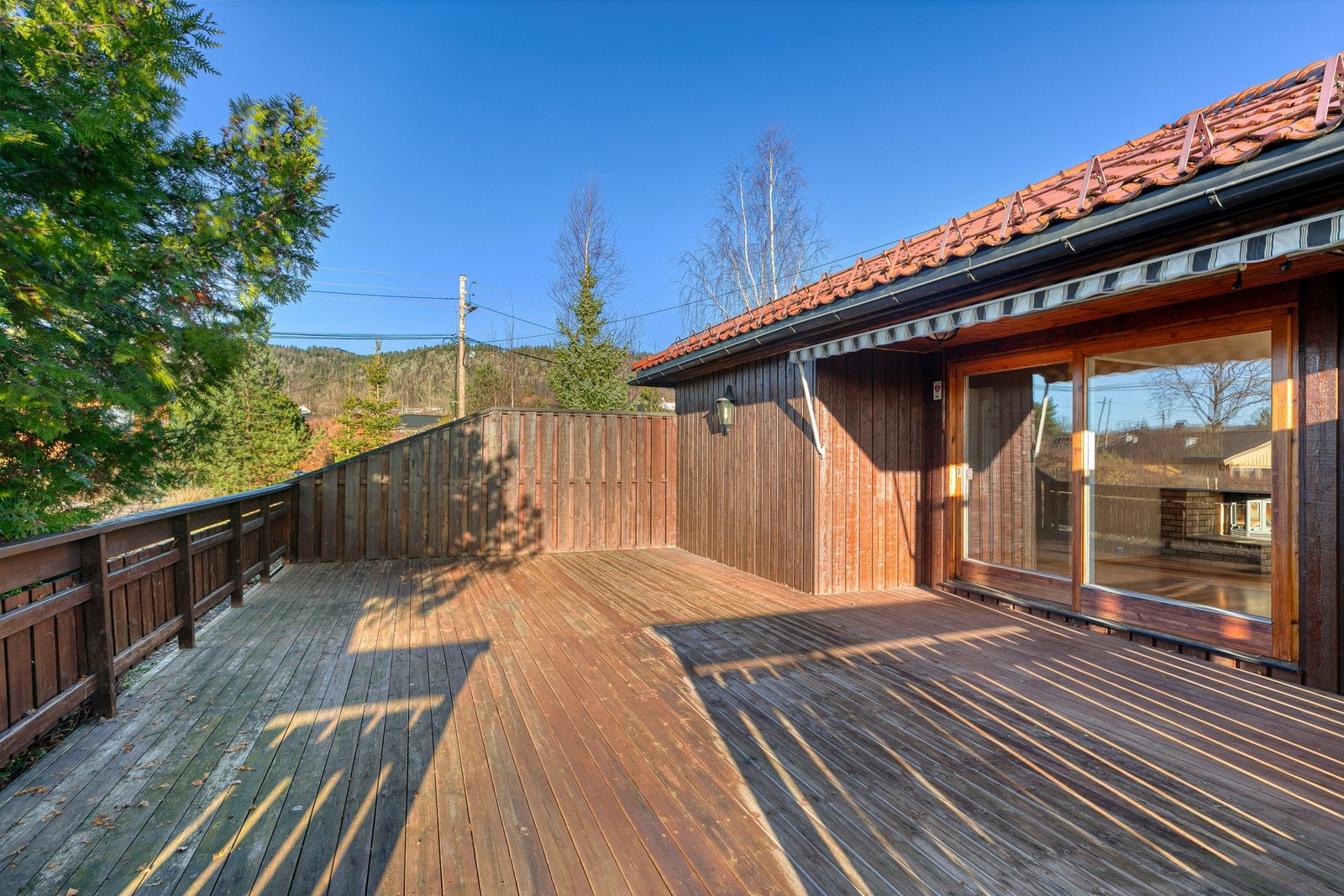 Terrassen har god størrelse og skjerming med levegg Galleribilde