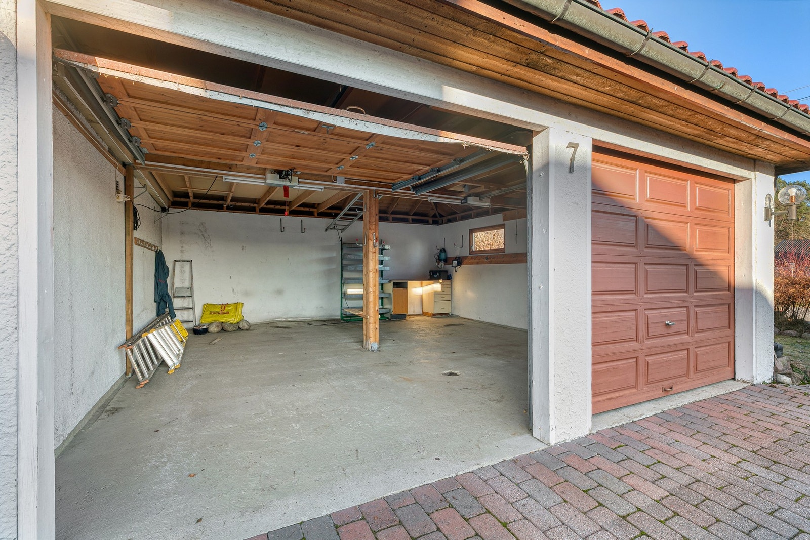 Tilbygget dobbelgarasje fra 1993 med lagringsloft Galleribilde