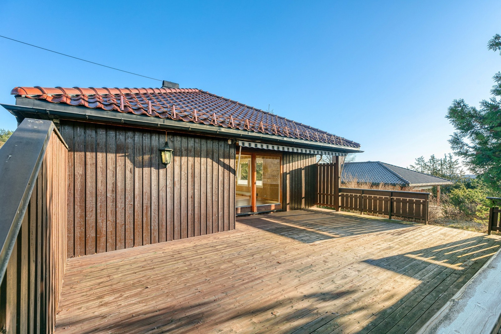 Den solrike terrassen er utstyrt med utvendig belysning og markise Galleribilde