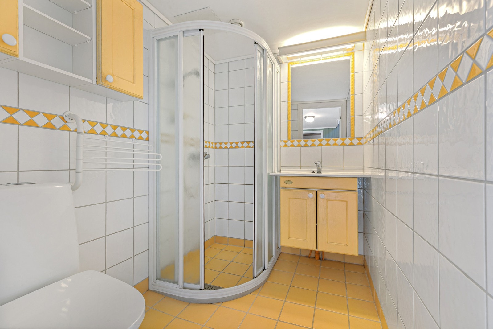 Bad ved hall/trapperom i kjelleretasjen Galleribilde