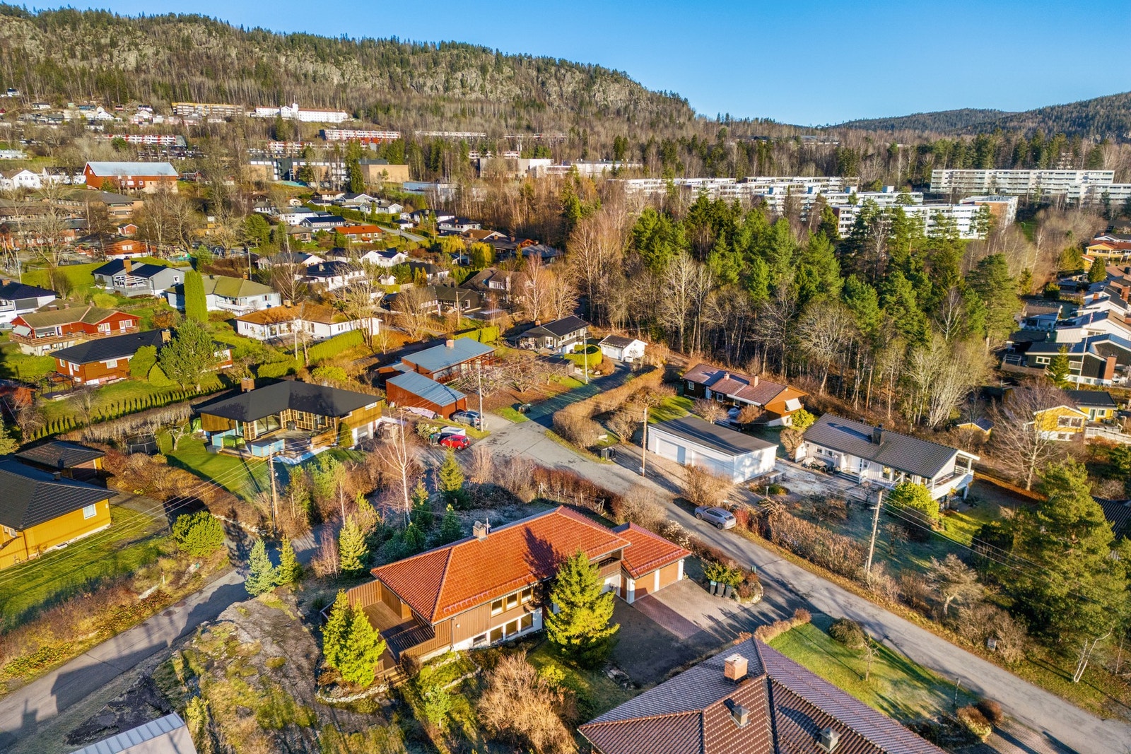 Tomten er på hele 1 222 kvm, og består av gressplen og frodig beplantning med trær, prydvekster, bærbusker og bed. Store deler av tomten er naturtomt med synlig fjell Galleribilde