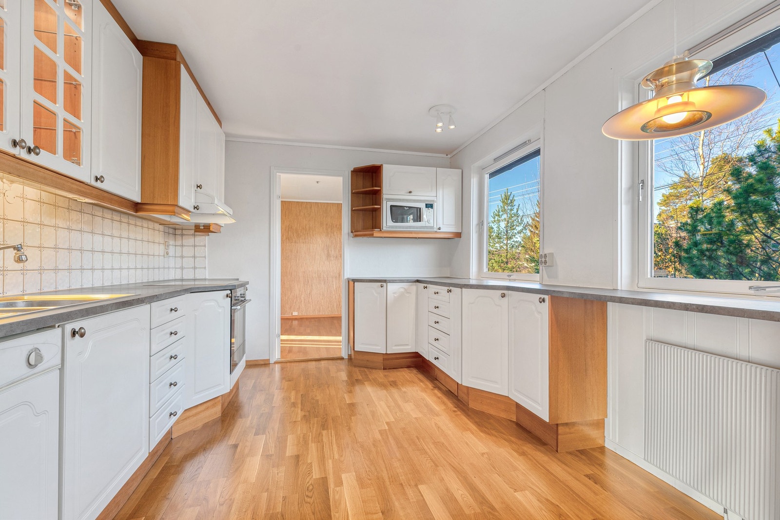 Romslig kjøkken med spiseplass og innholdsrik innredning med god lagringsplass. Galleribilde