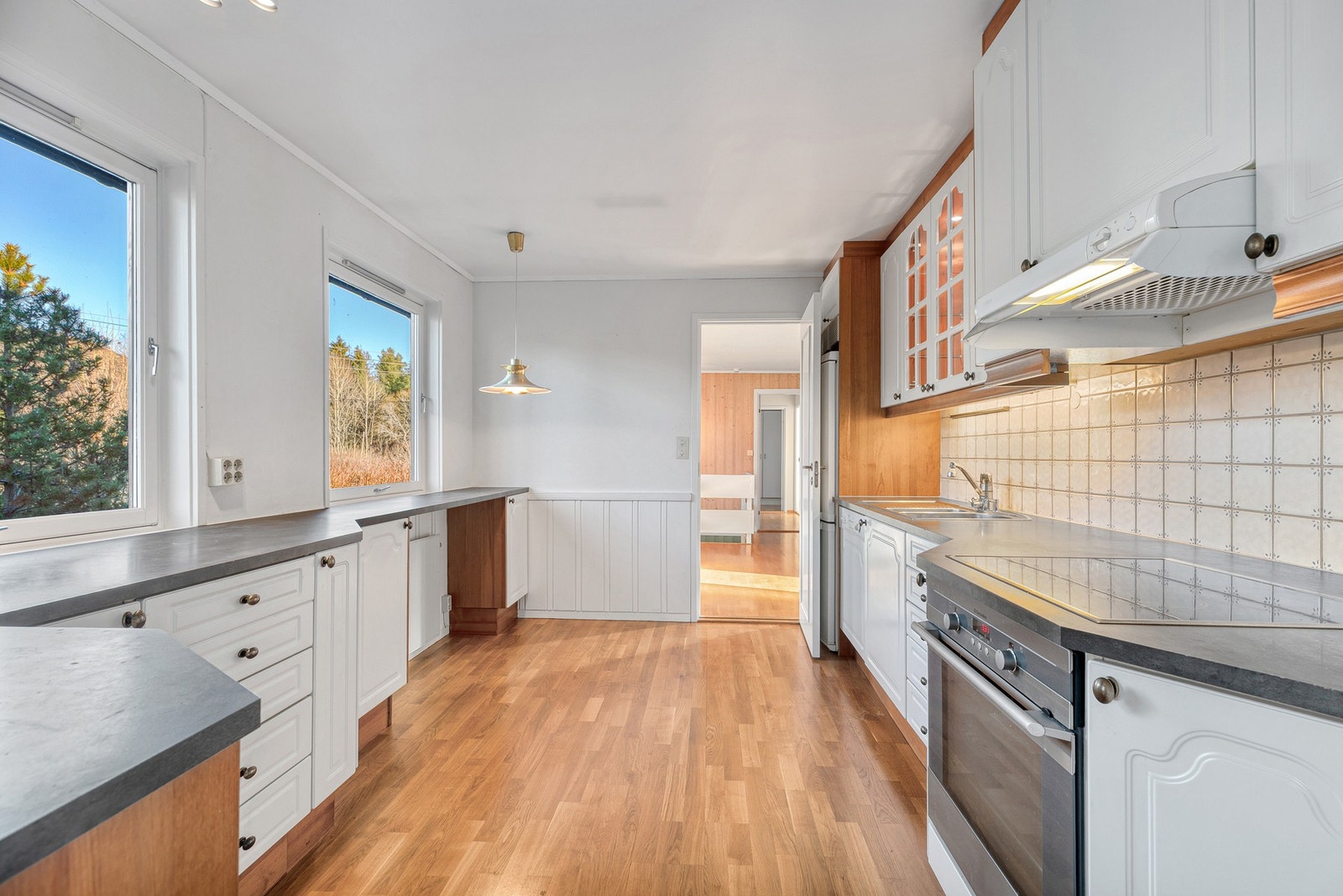 Kjøkkenet har adkomst både fra hall og stue/spisestue Galleribilde