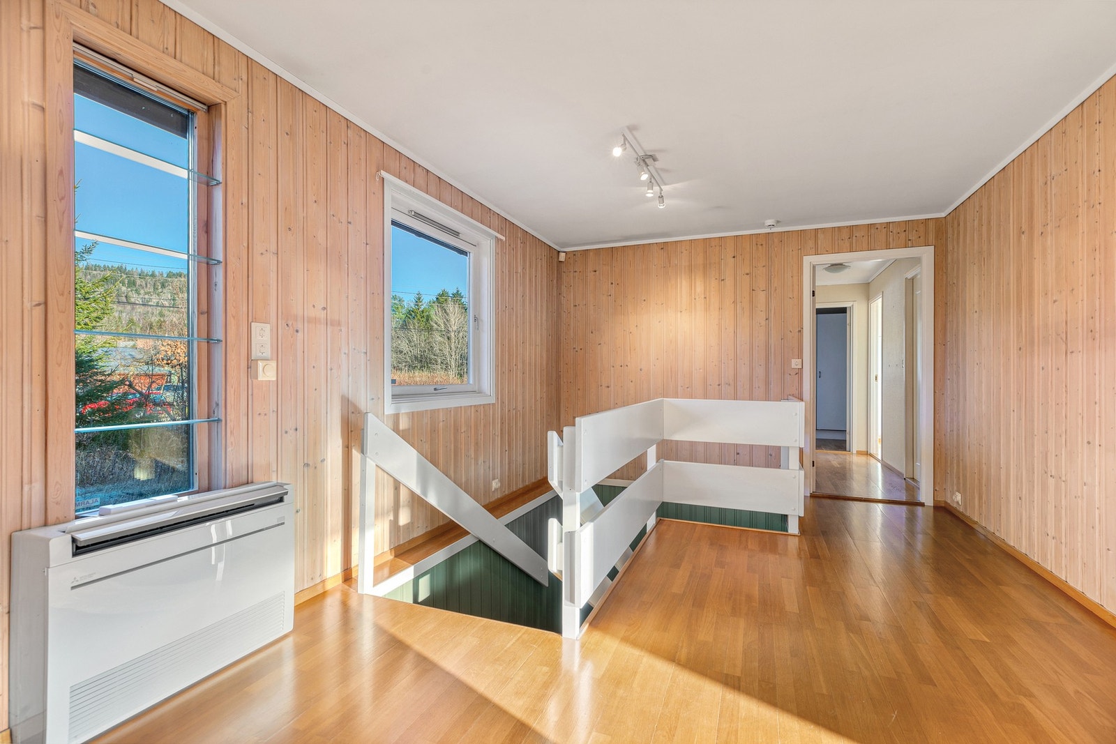 En luft til luft varmepumpe fra 2021 gir god temperaturstyring i begge etasjer Galleribilde