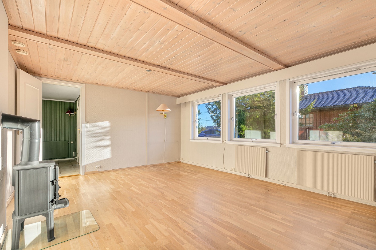 Kjellerstuen har god plass for møblering og fint lys fra tre fulle vindusflater Galleribilde