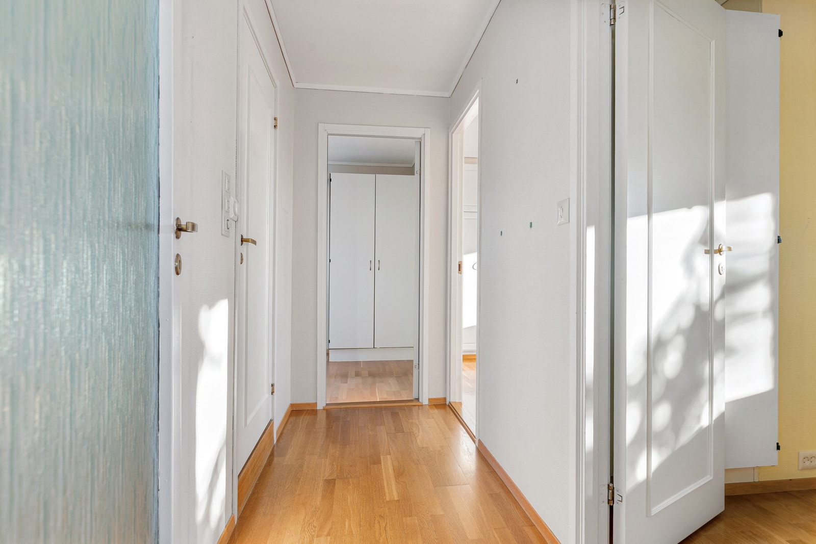 Gang i 1. etasje gir tilgang til etasjens bad og tre soverom (opprinnelig var det 4 soverom her) Galleribilde