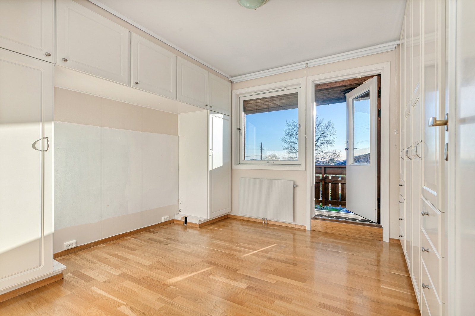 Hovedsoverom har utgang til en sørvendt overbygget balkong Galleribilde