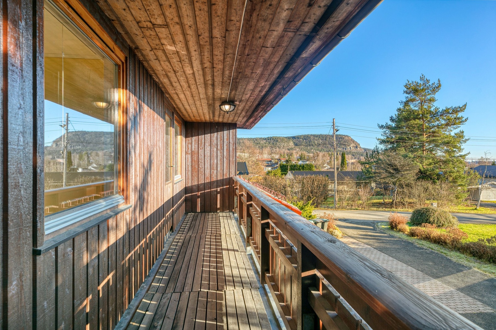 Sørvendt overbygget balkong på rundt 9 m² utenfor soverom, med utsikt til Kolsåstoppen Galleribilde