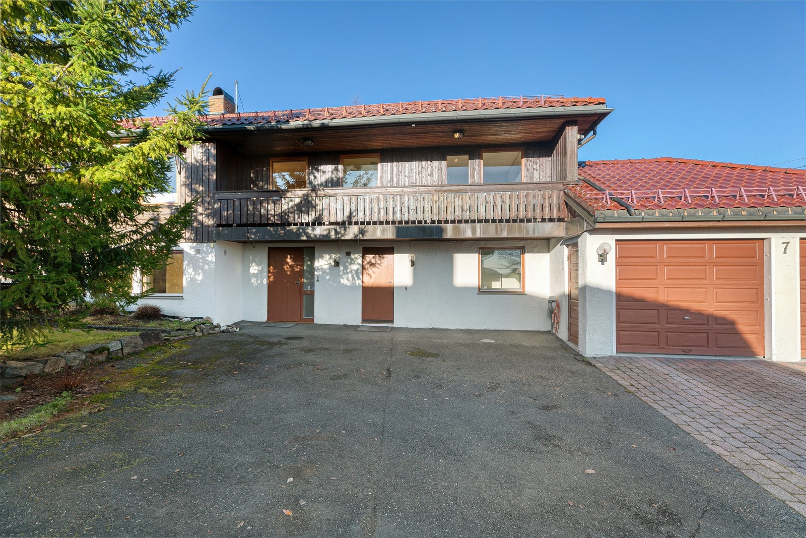 Til høyre for inngangsdøren er det egen inngang til Bod/hobbyrom/trimrom Galleribilde