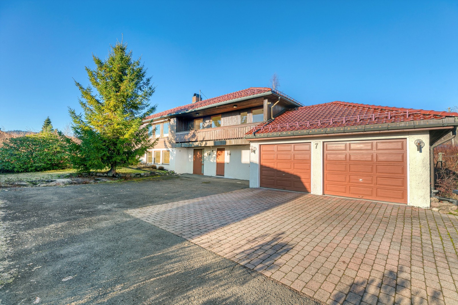 Her er rikelig med biloppstillingsplasser i egen innkjørsel Galleribilde