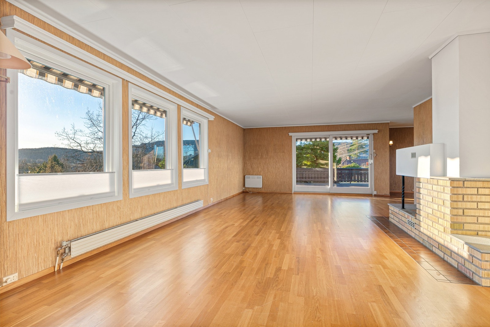 Stuen har skyvedørsadkomst til en sørvestvendt delvis overbygget terrasse Galleribilde