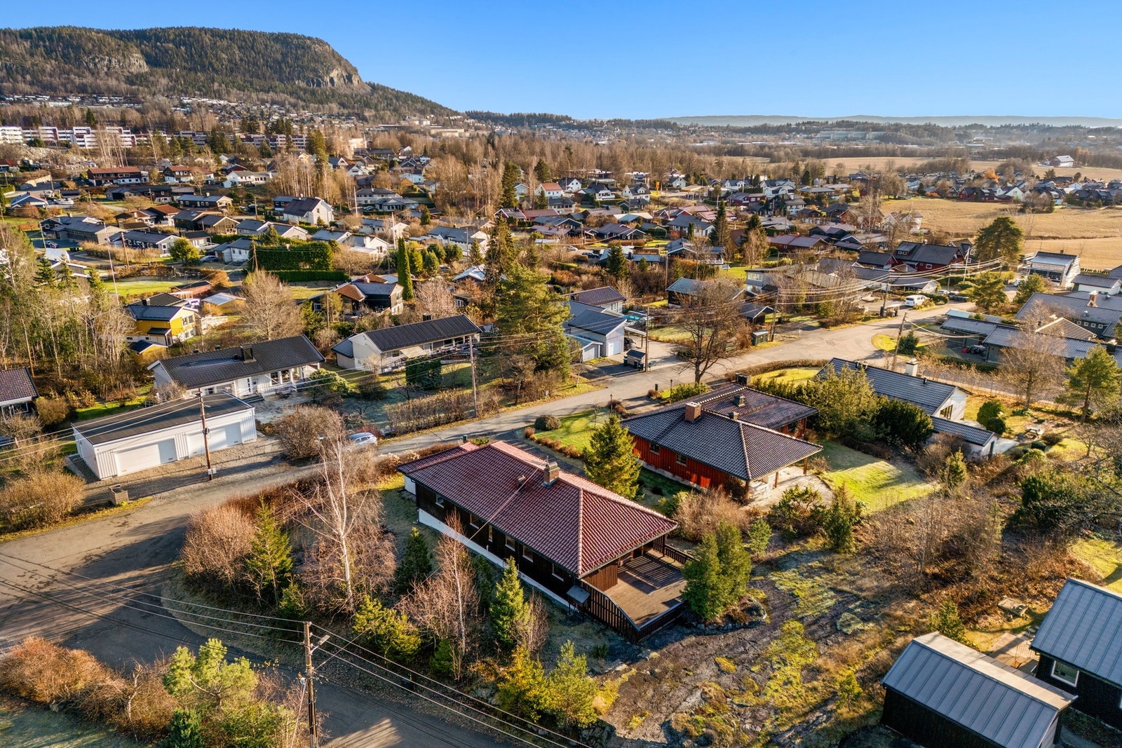 Eiendommen har fin utsikt og meget gode solforhold. Galleribilde