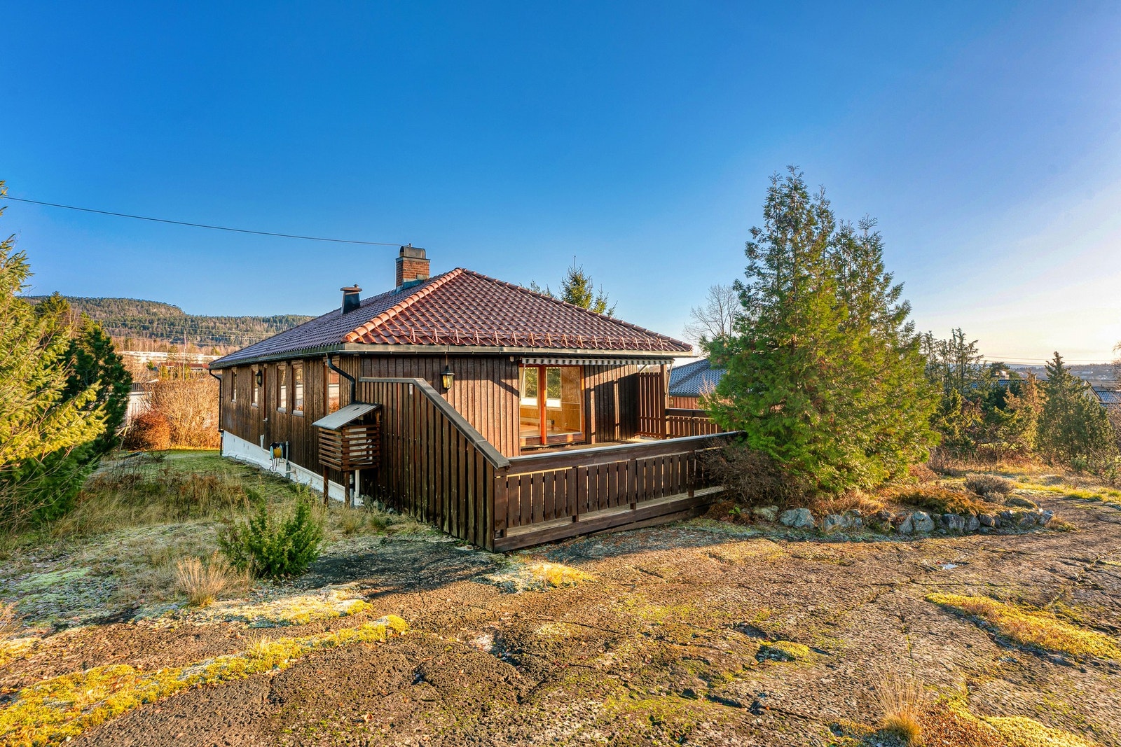 Boligens stue har tilgang til en sørvestvendt delvis overbygget terrasse på ca 42 m² Galleribilde