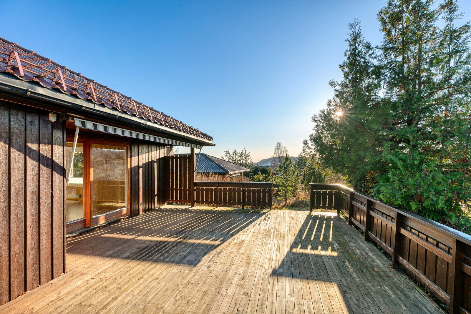 På terrassen er det sol til sent på kveld Galleribilde