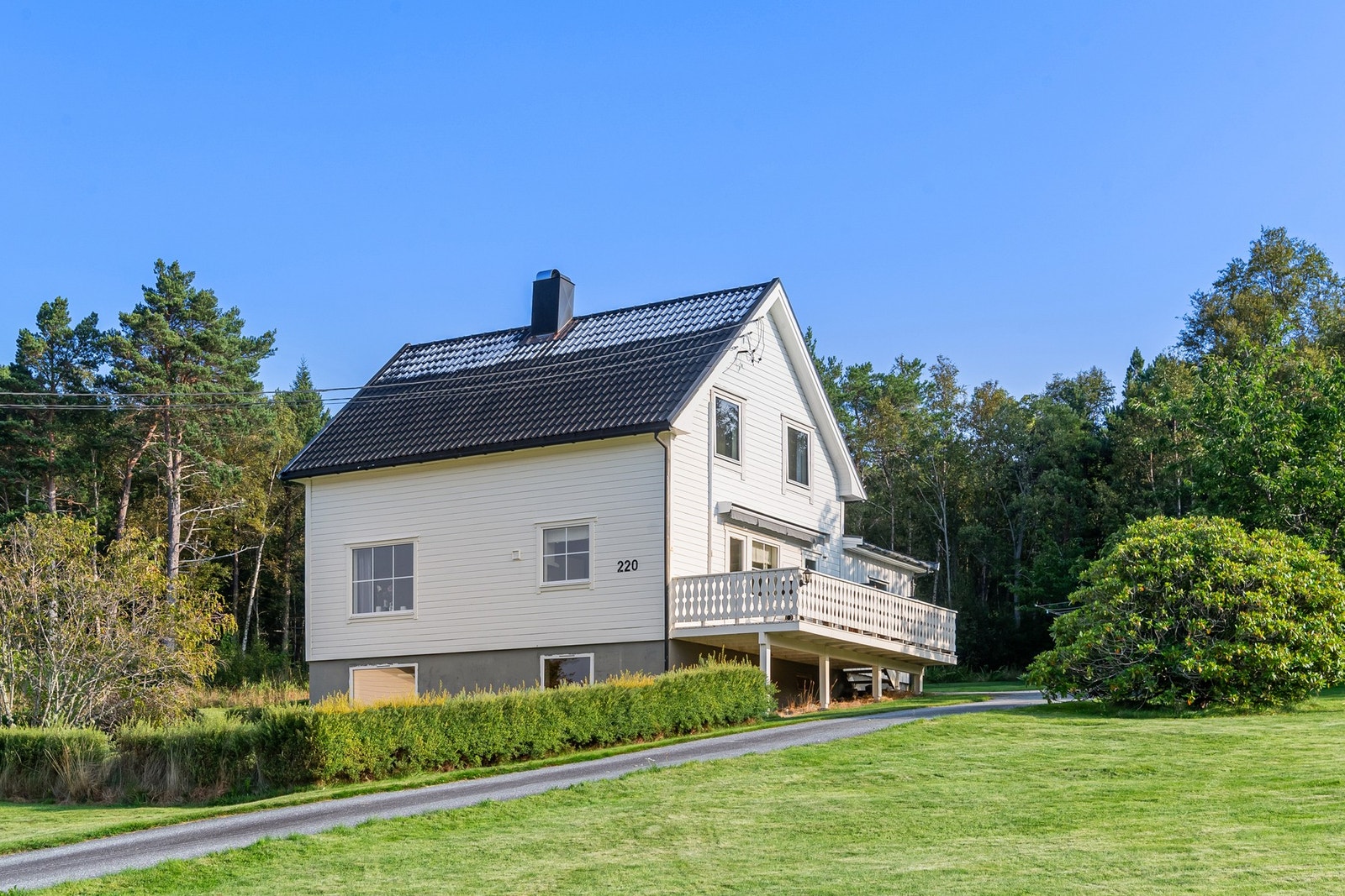 Boligen ligger i landlige og familievennlige omgivelser Galleribilde