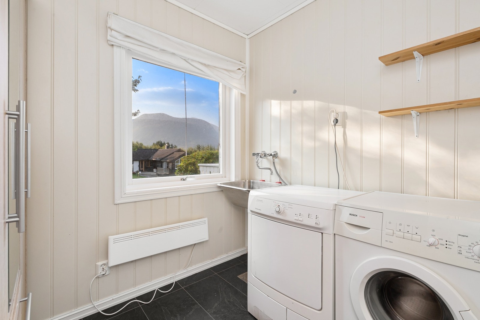 Praktisk vaskerom ved inngangsparti. Rommet er del av tilbygget Galleribilde