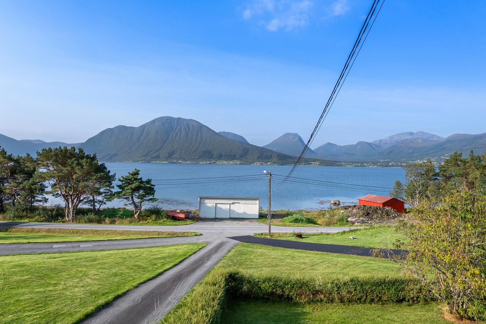 Nydelig utsikt! Nausttomta ligger venstre for det røde naustet. Galleribilde