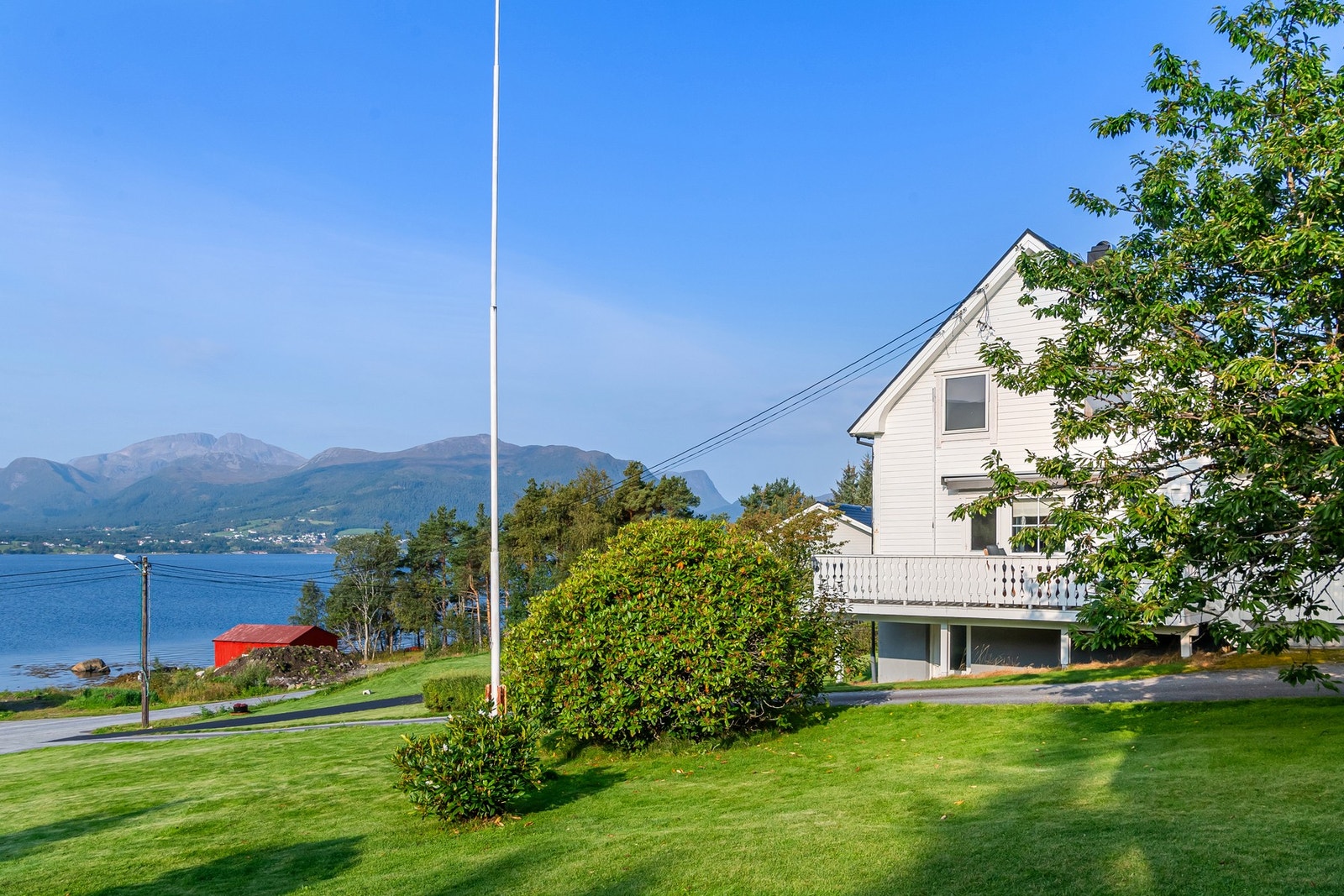 Solrike omgivelser på Nerås Galleribilde