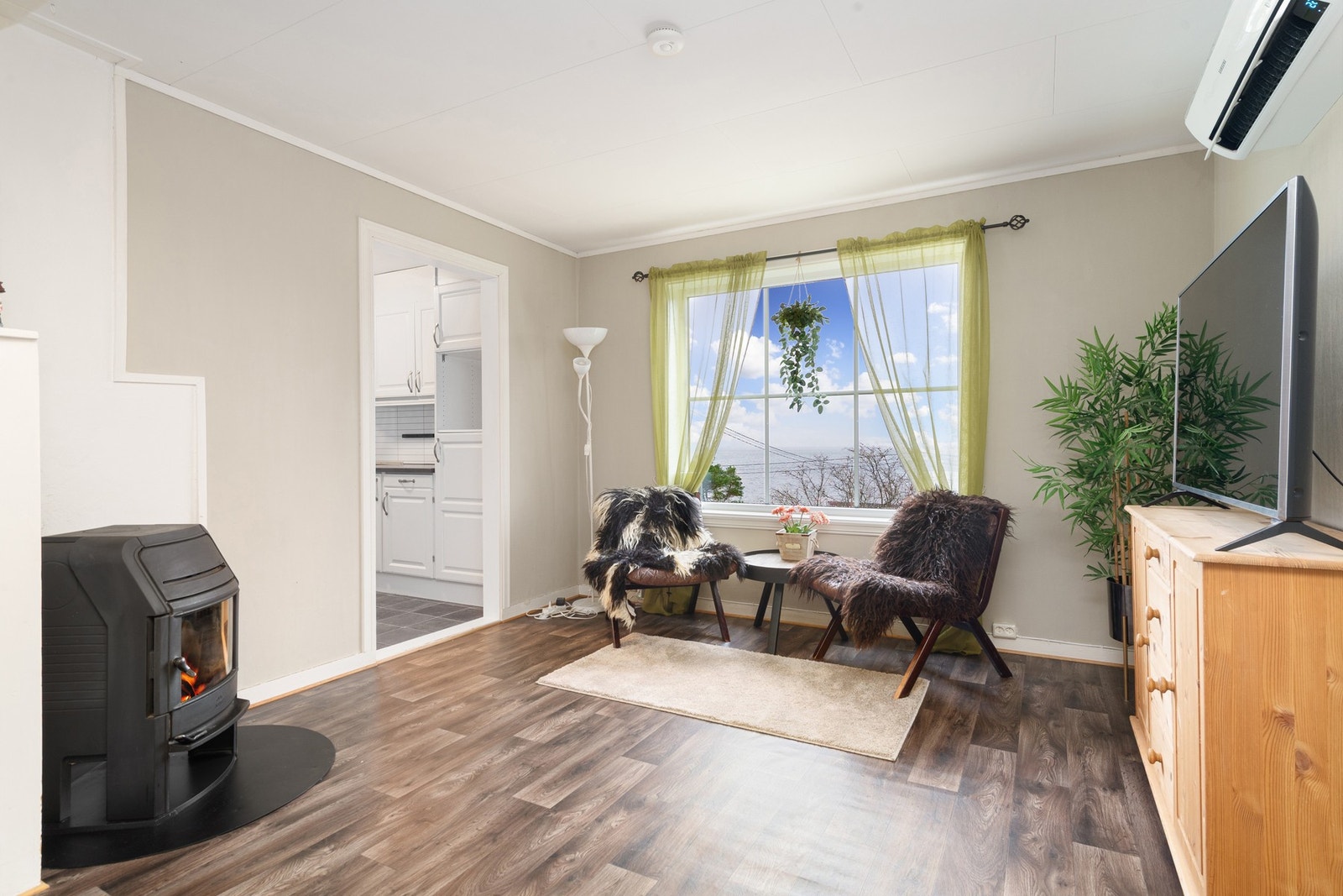 Stua har både peisovn og varmepumpe Galleribilde