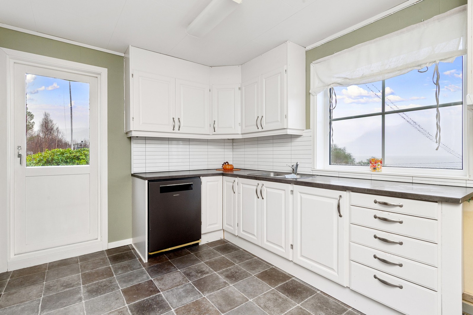 Fra kjøkkenet er det utgang til veranda på cirka 20 m² Galleribilde