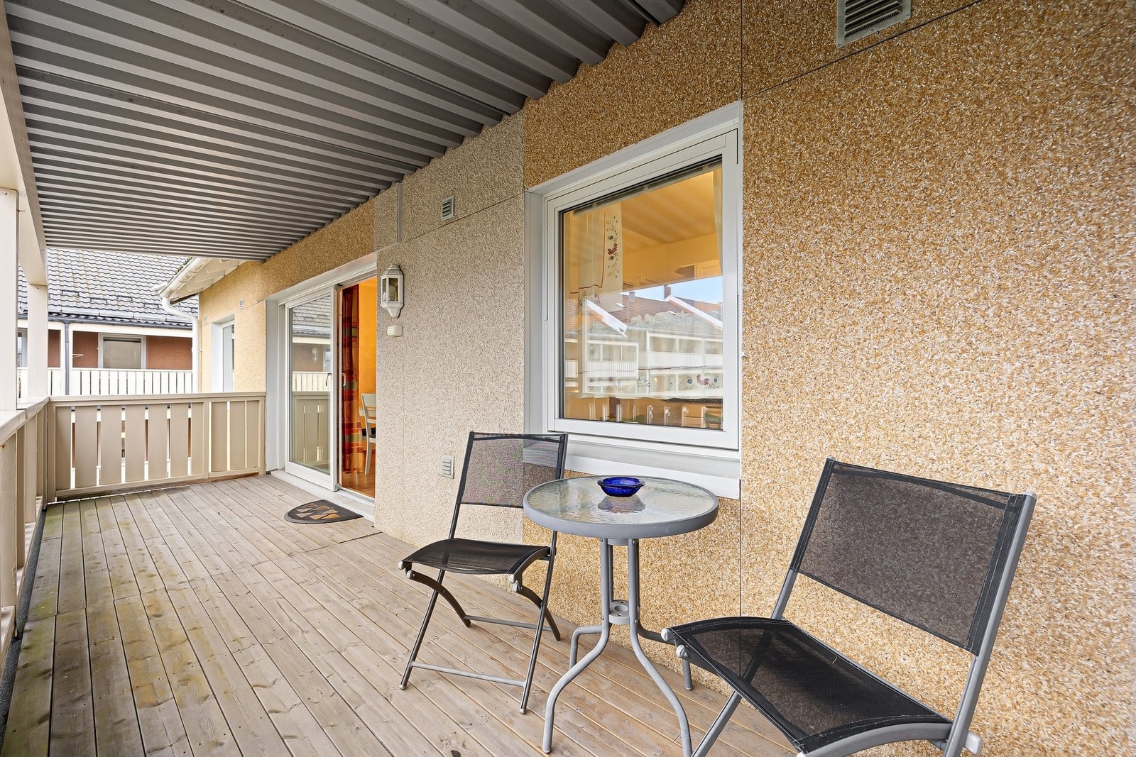 Overbygget lar deg oppbevare utemøblene tørt under tak hele året. Galleribilde