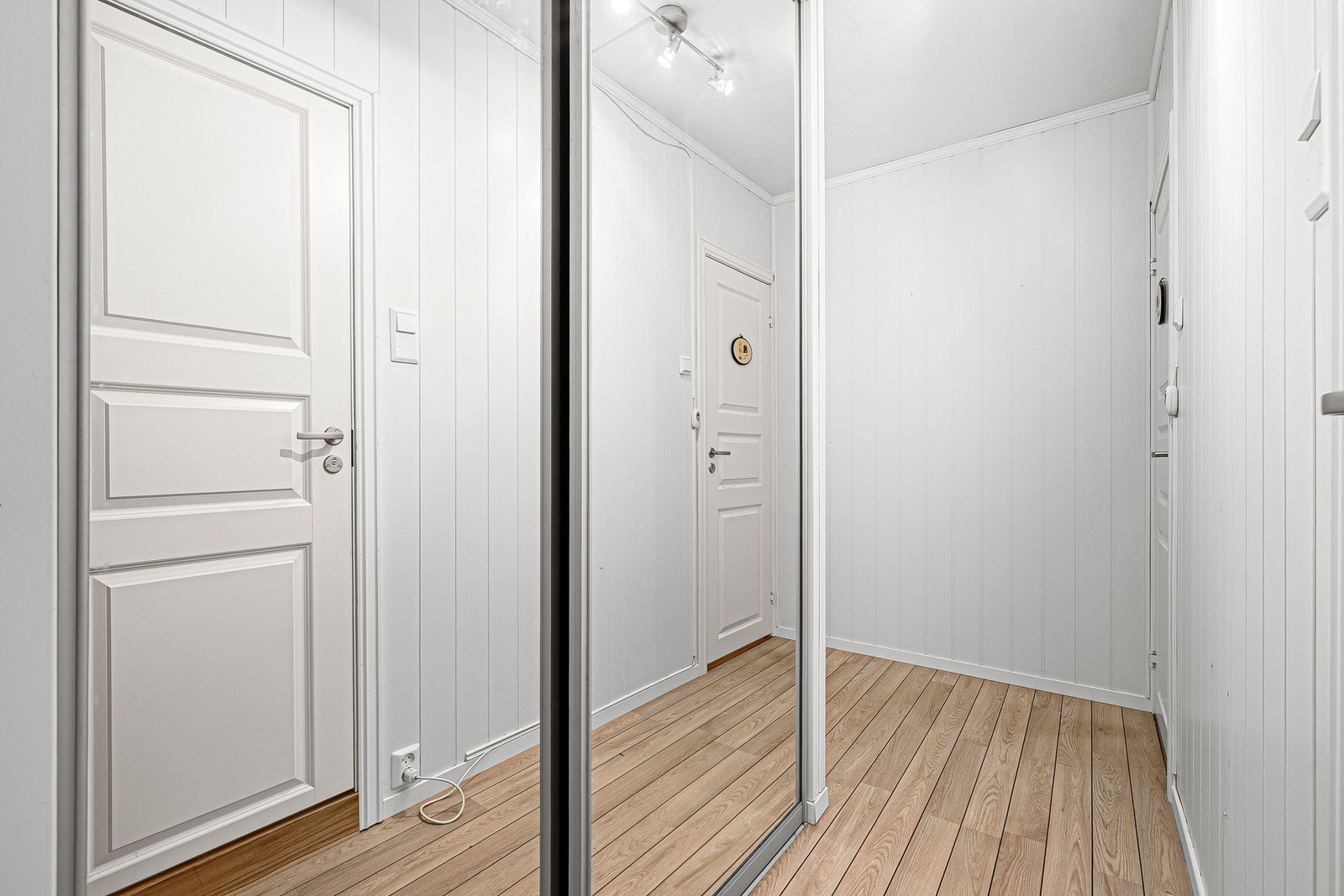 God oppbevaringsplass for sko og yttertøy i skyvedørsgarderoben. Galleribilde