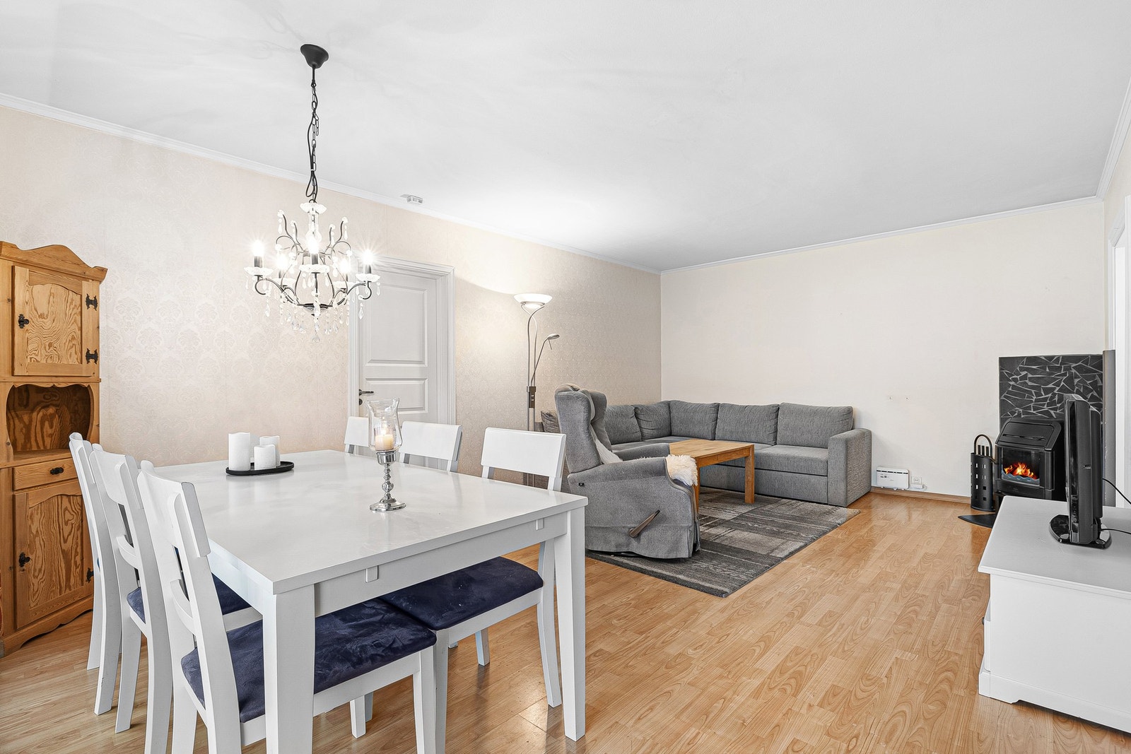 God plass til både spisebord og hjørnesofa. Galleribilde