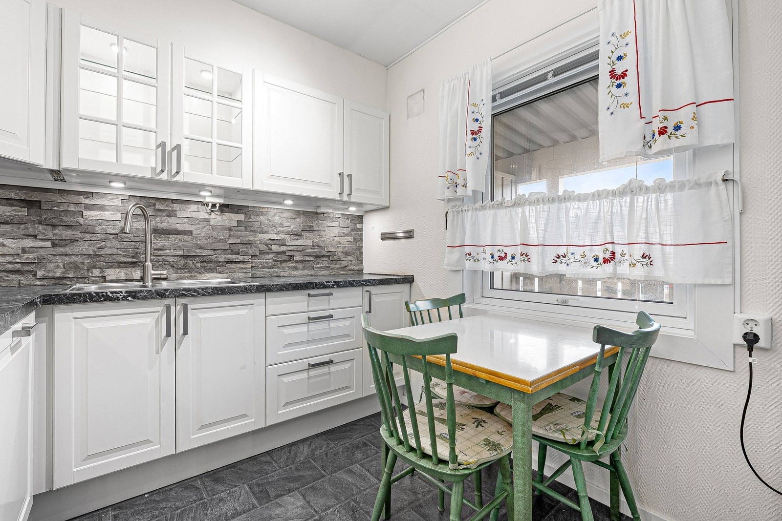 Kjøkkenet har integrert oppvaskmaskin, stekeovn og induksjonstopp. Galleribilde