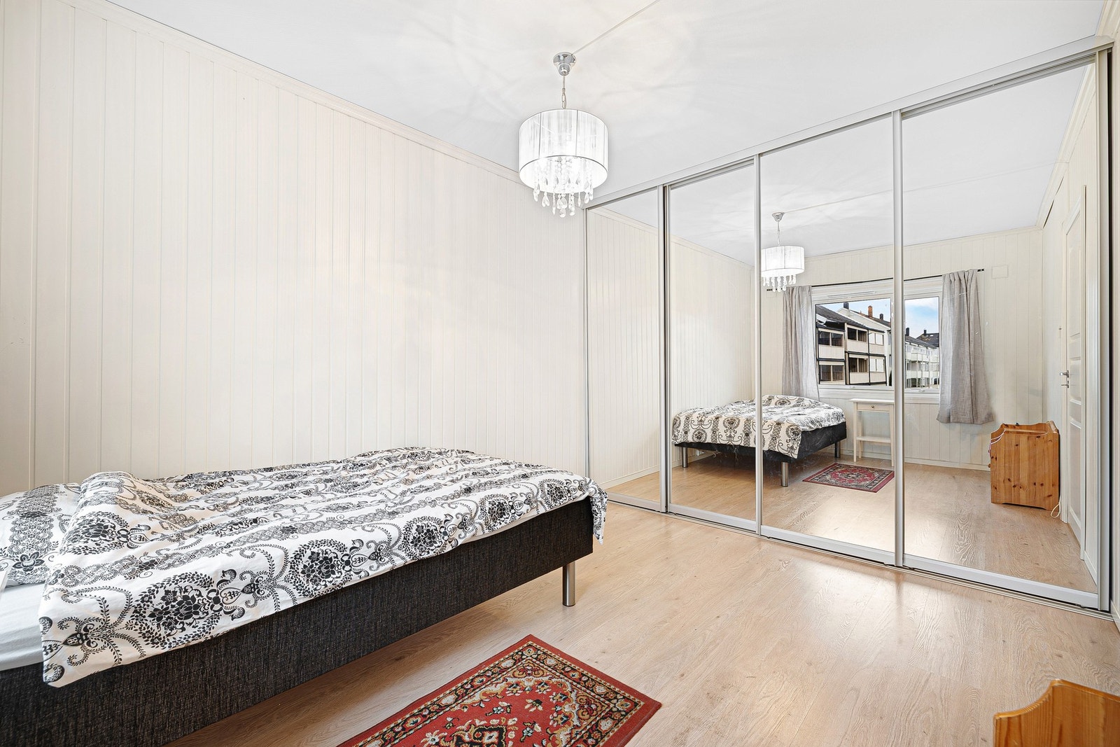 God oppbevaring i en stor skyvedørsgarderobe. Galleribilde