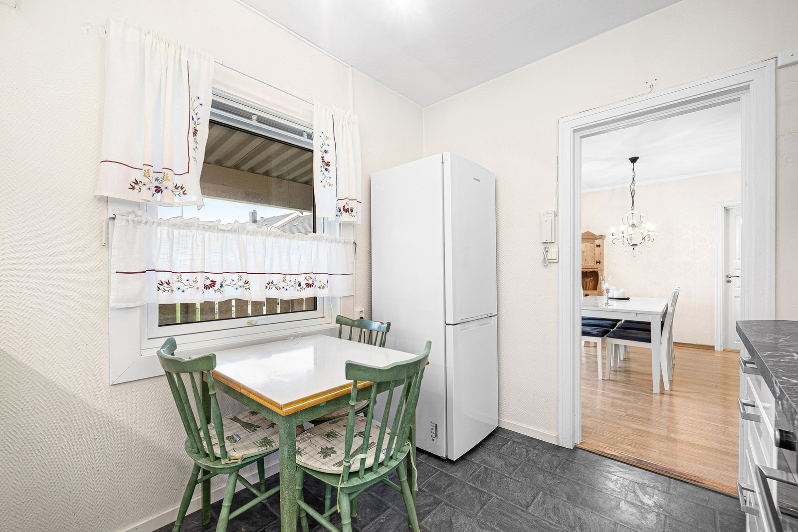 Hyggelig spiseplass ved vinduet. Galleribilde