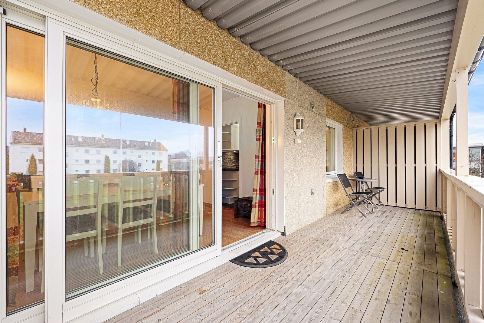 Balkongen er 11,7 kvm med god plass til flere sittegrupper. Galleribilde