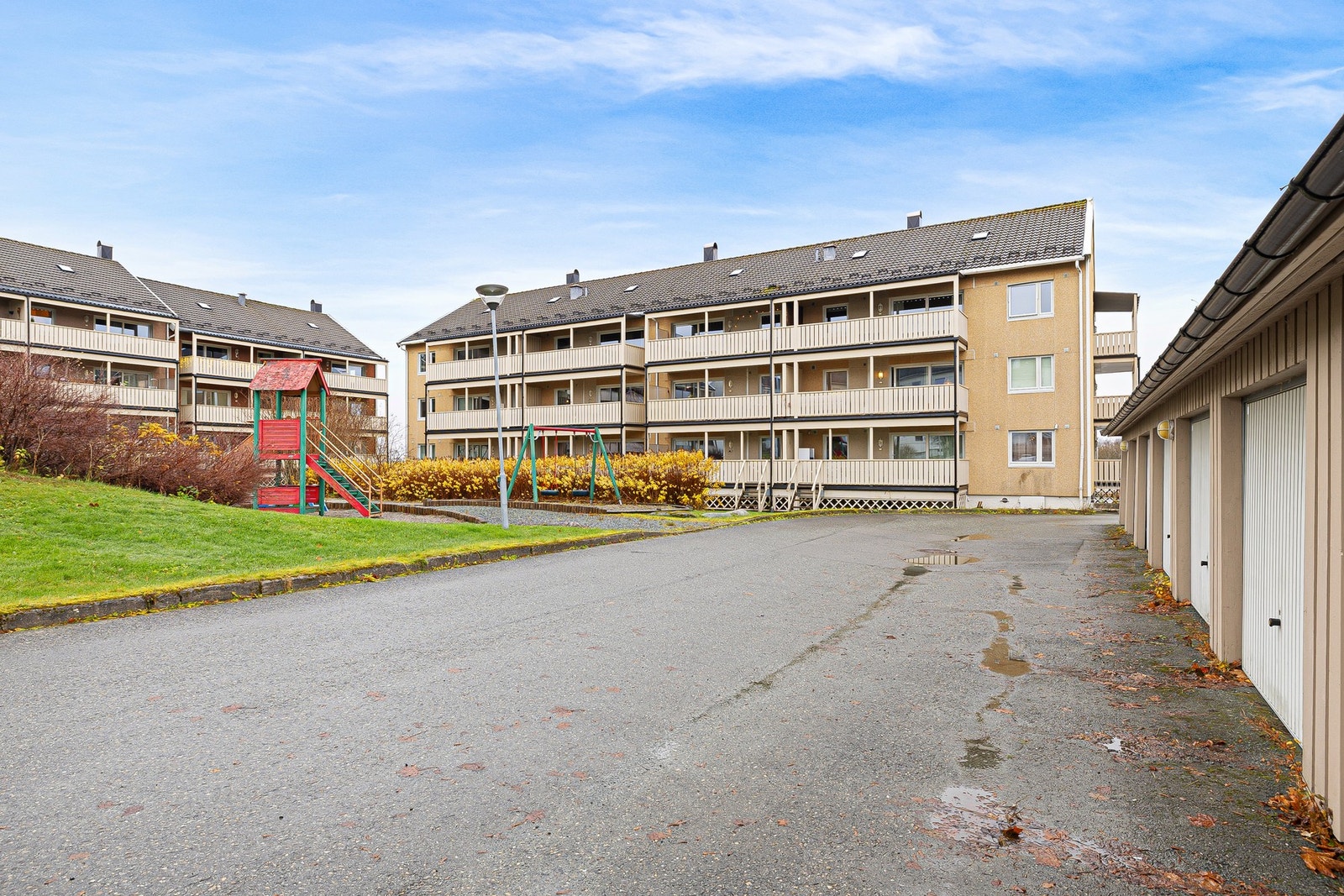 Borettslaget har garasjer, carporter og parkeringsplasser som kan søkes styret. Galleribilde