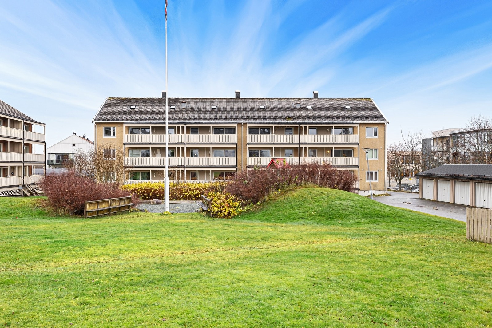 Leiligheten har svært god beliggenhet i byggets 3. etasje med utsikt over borettslagets fellesareal og minimalt med innsyn. Galleribilde