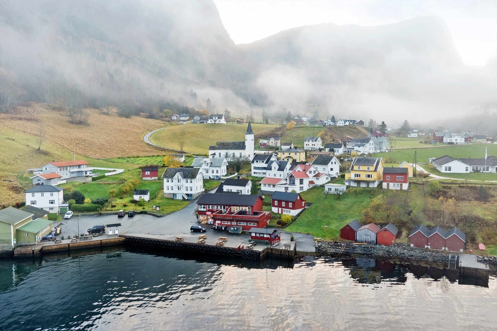 Fresvik kan også tilby aktivitetar som festival padling kano/kajakk, toppturar sommar/vinter, friklatring med mykje meir. Galleribilde