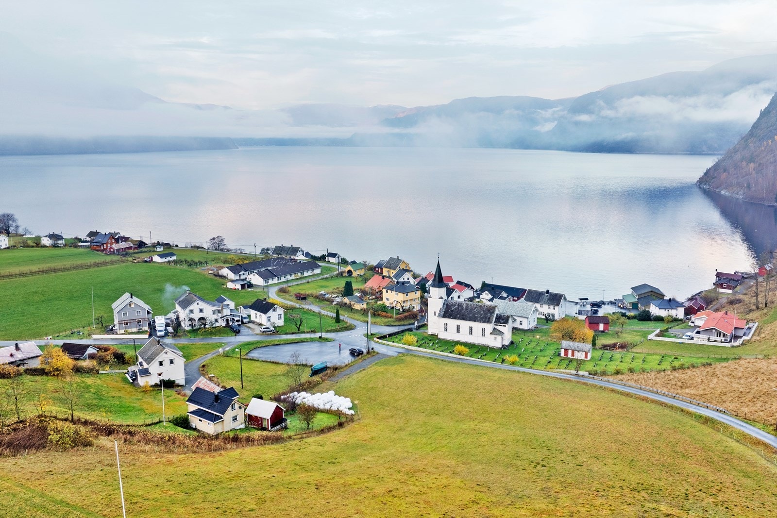 Velkomen til Fresvikvegen 1051! Eigedomen ligg i landlege omgivnader i Fresvik i Vik kommune med kort avstand til kai og sentrum. Galleribilde