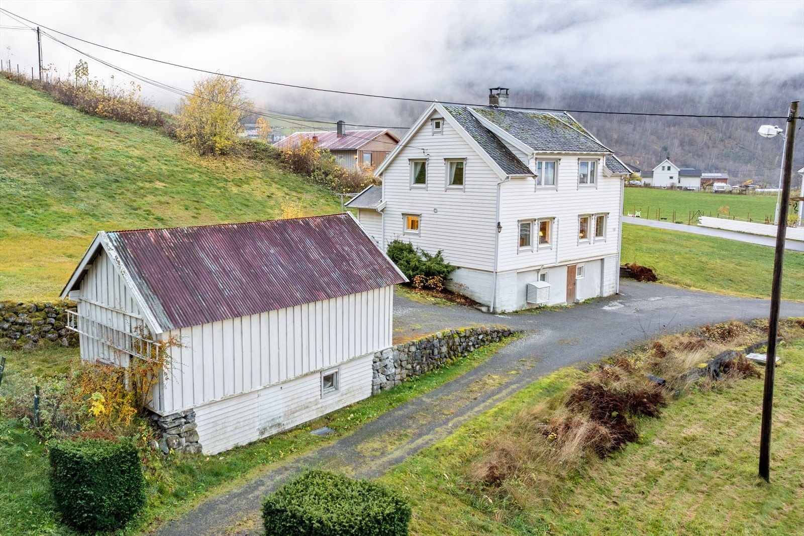 Eigedomen inneheld einebustad og eit mindre uthus. Eigedomen består av to parsellar der den andre parsellen er ein utmarksteig. Galleribilde