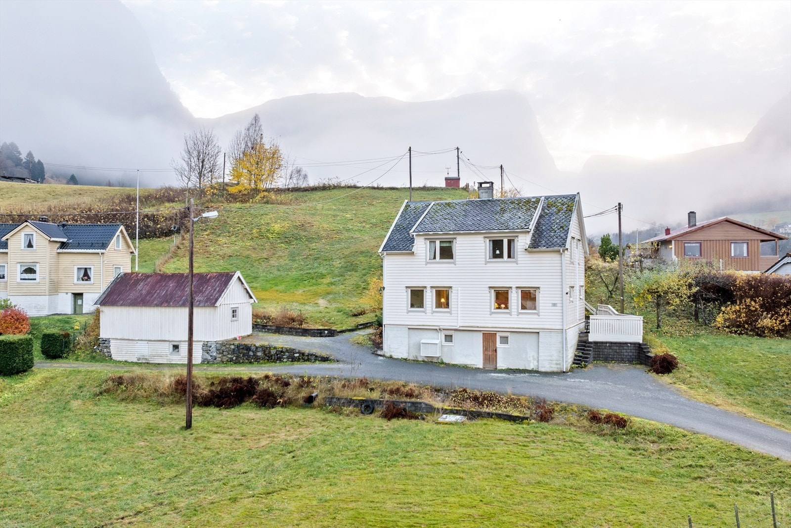 Området ved huset er opparbeida med uteområde og uteplass samt parkering. Galleribilde