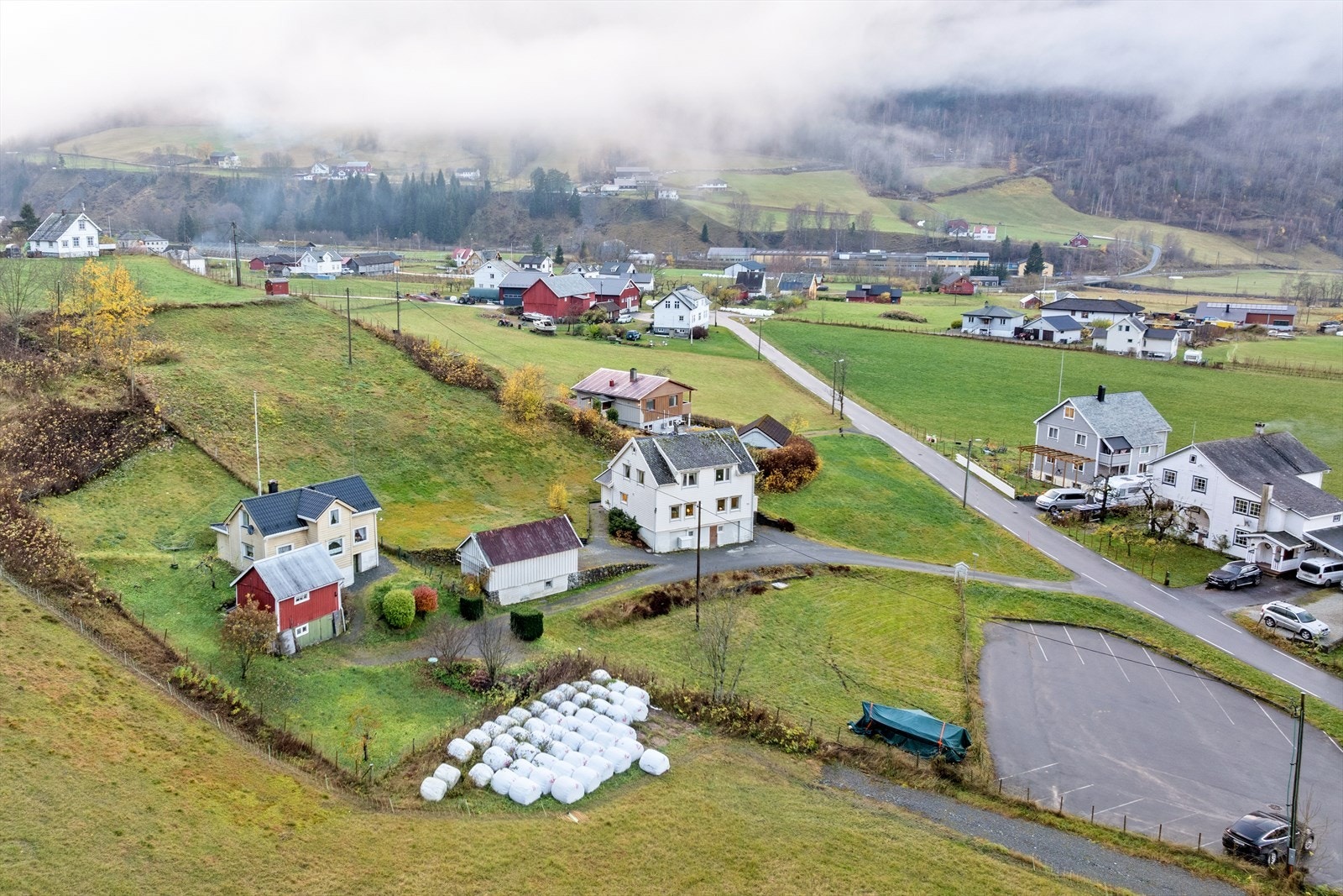 Eigedomen er omgitt av landbrukseigedomar og spreidd busetnad. Galleribilde