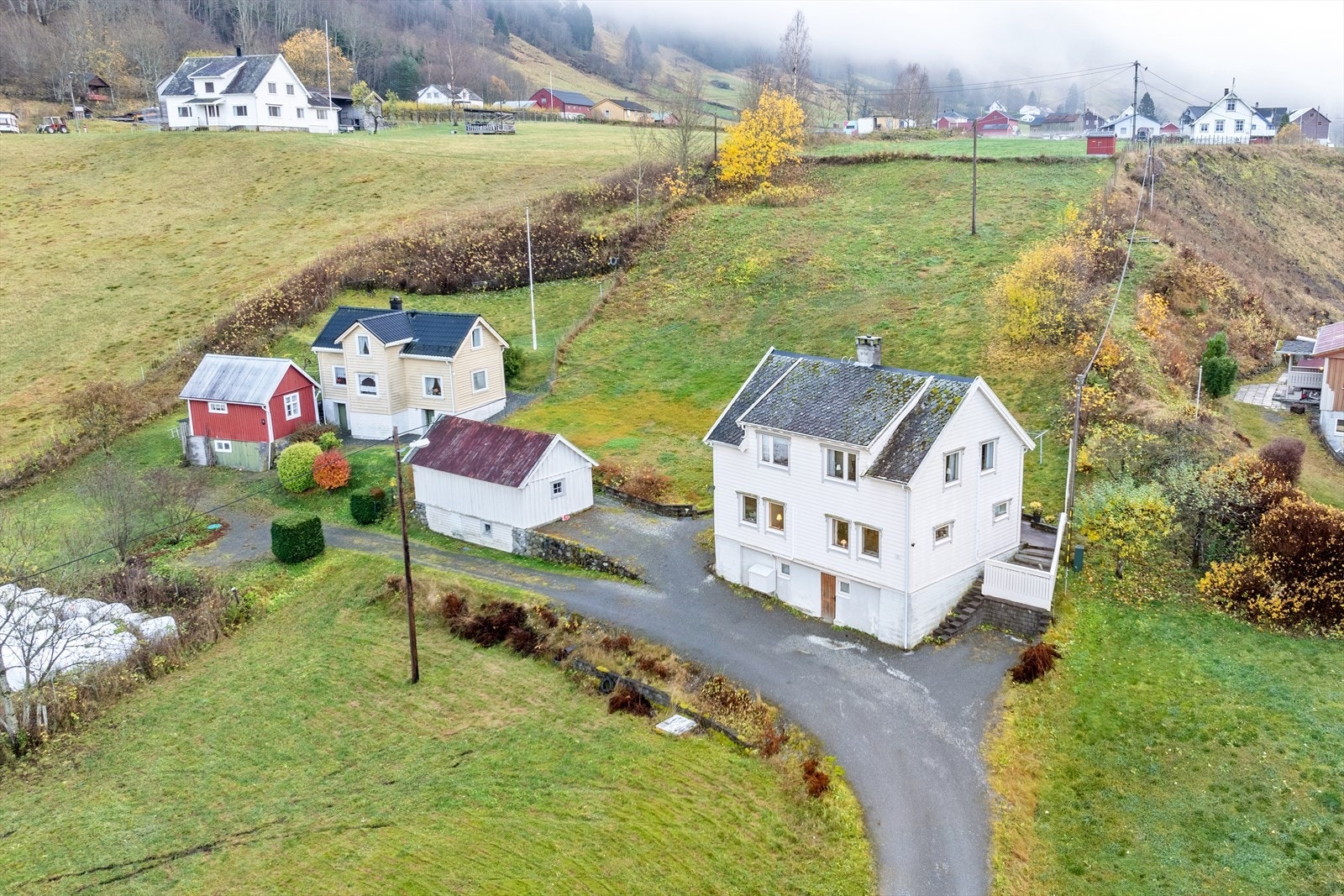 Naboeigedomen Fresvikvegen 1053 har vegrett fram til sin eigedom (over denne eigedomen). Galleribilde