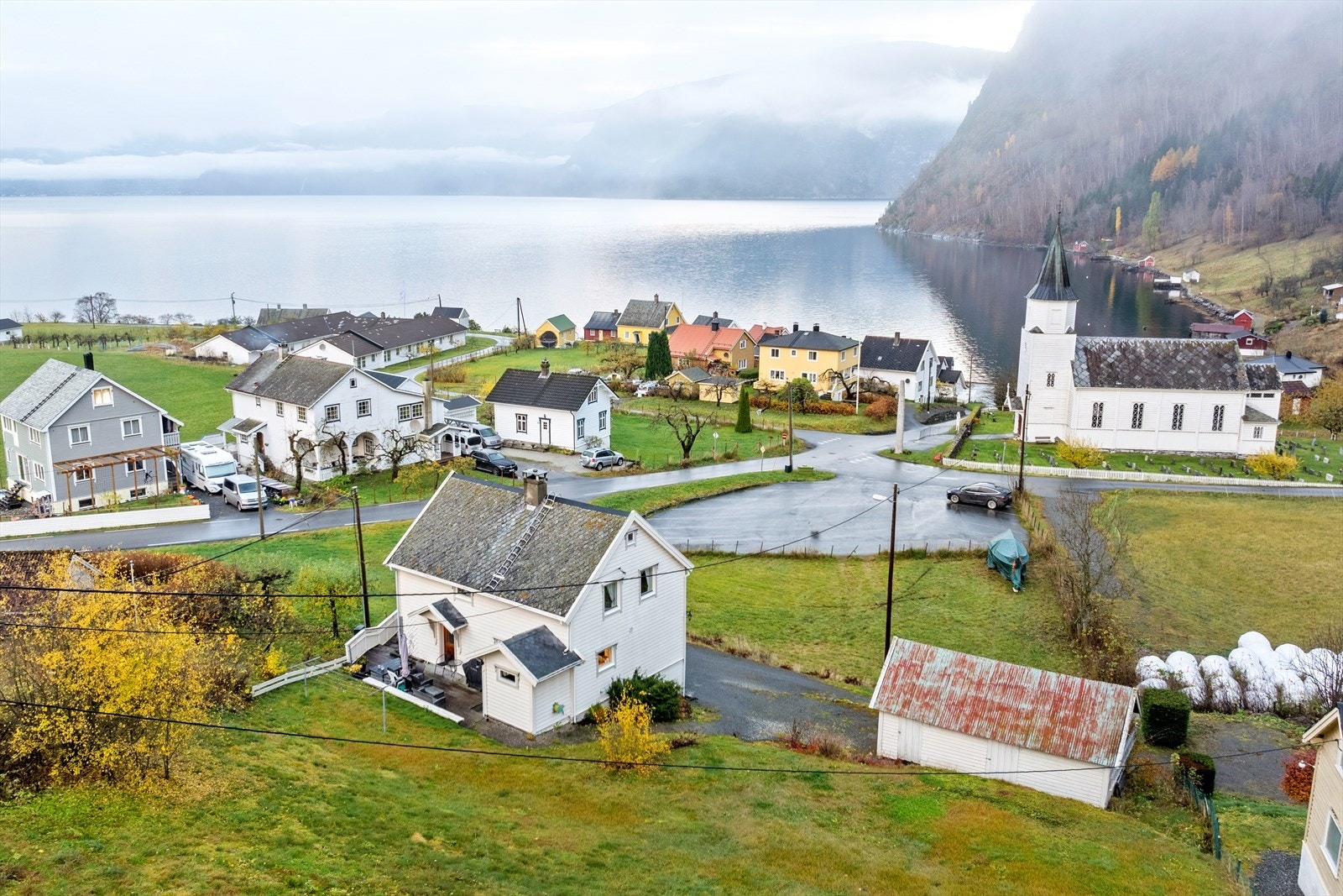Fresvik er eit elderado for friluftsglade folk. Her har ein fjelltoppar i umiddelbar nærheit og tilgang til fleire aktivitetar både sommar og vinter. Galleribilde