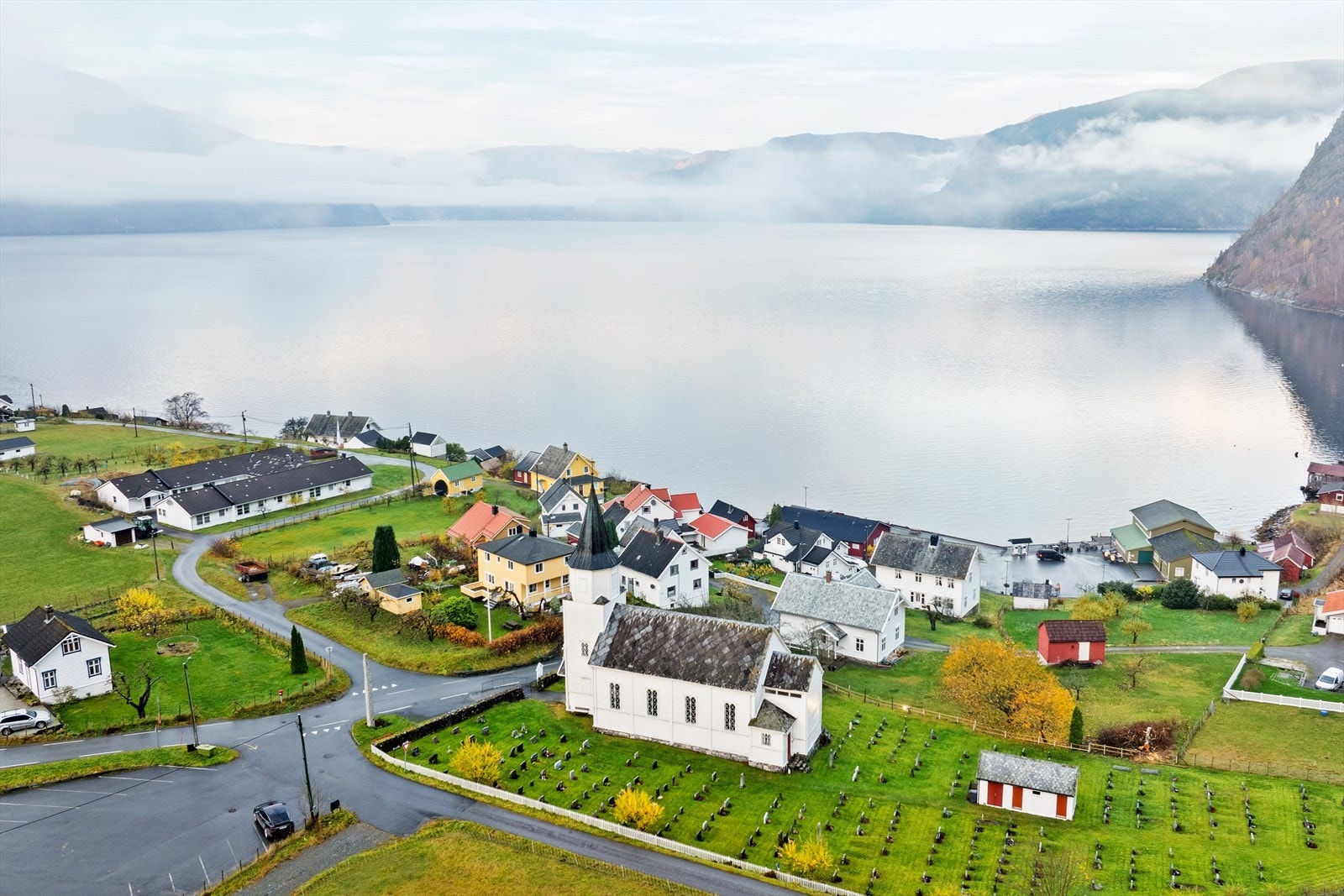 Det er naturskjønt i Fresvik med høge fjell og djupe fjordar rett utanfor stovedøra, og det er gode solforhold i sommarhalvåret. Galleribilde