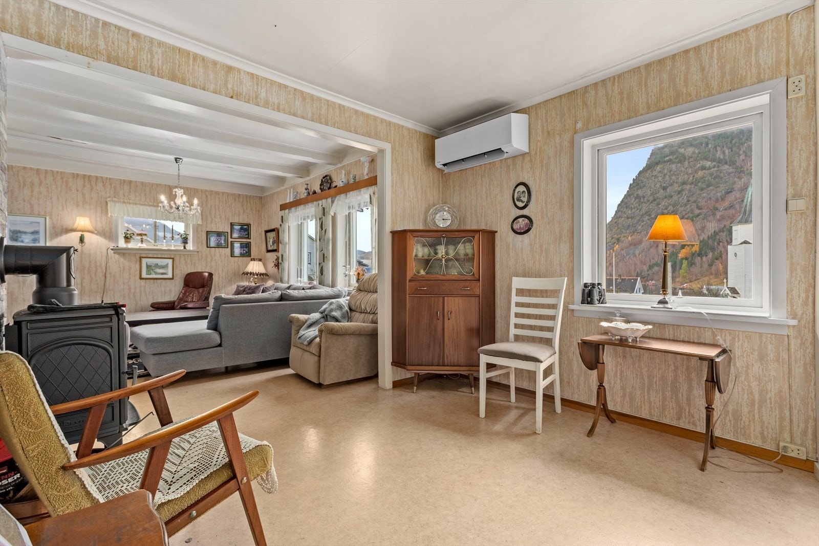 Bustaden har ei hyggelig to-delt stove som lett kan innreiast med både sitte- og etegruppe. Galleribilde