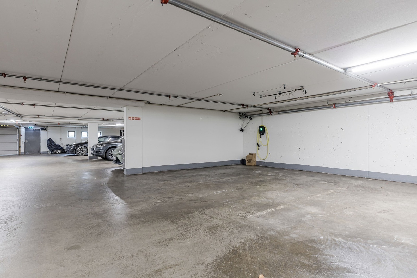 Det medfølger en parkeringsplass i felles garasjeanlegg. Galleribilde