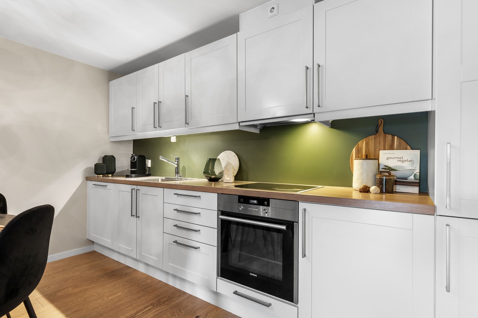 Innredningen fra Sigdal består av hvite, profilerte fronter og en laminert benkeplate med nedfelt utslagsvask. Galleribilde