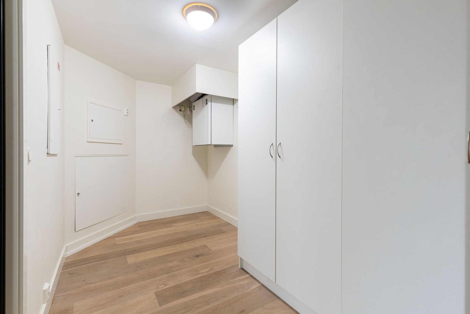 Innvendig bod med god oppbevaringsplass. Galleribilde